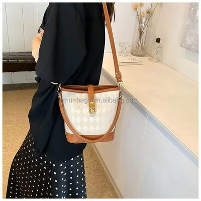 Materiais principais Corpo cruzado de couro PU e sacos de balde de praia para guarda-roupa feminina de verão