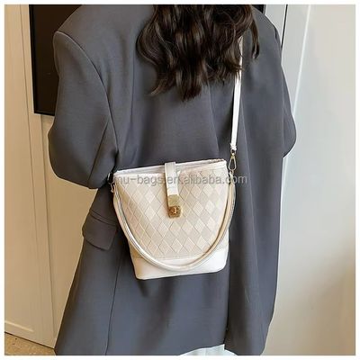 Materiais principais Corpo cruzado de couro PU e sacos de balde de praia para guarda-roupa feminina de verão