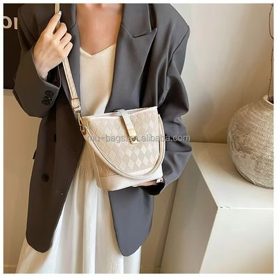 Materiais principais Corpo cruzado de couro PU e sacos de balde de praia para guarda-roupa feminina de verão