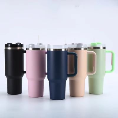 Taça de viagem isolada de aço inoxidável para bebidas quentes e frias em movimento