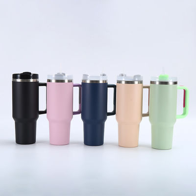 Taça de viagem isolada de aço inoxidável para bebidas quentes e frias em movimento