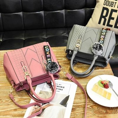 Elegante bolsa de couro com desenho animado e decoração de botões