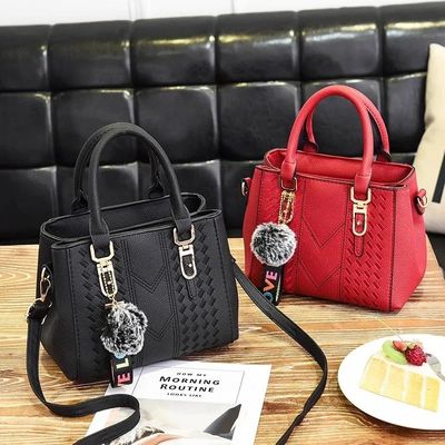 Elegante bolsa de couro com desenho animado e decoração de botões