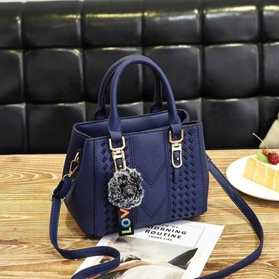 Elegante bolsa de couro com desenho animado e decoração de botões
