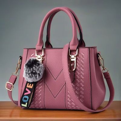 Elegante bolsa de couro com desenho animado e decoração de botões