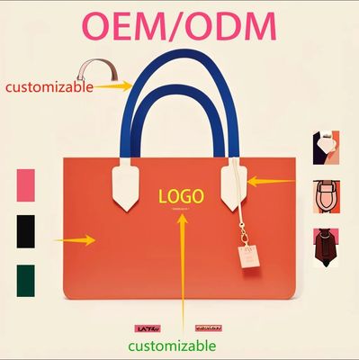 Elegante bolsa de couro com desenho animado e decoração de botões