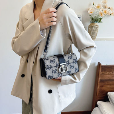 Retro Carta Impressa Cadeia Longa Faixa de Ombro Saco Crossbody Feminino Tipo de fechamento ZIP