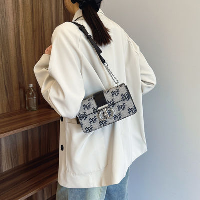 Retro Carta Impressa Cadeia Longa Faixa de Ombro Saco Crossbody Feminino Tipo de fechamento ZIP
