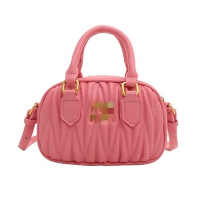 Saco de mensageiro de couro feminino de verão com padrão mini plissado e fecho postal