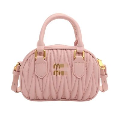 Saco de mensageiro de couro feminino de verão com padrão mini plissado e fecho postal