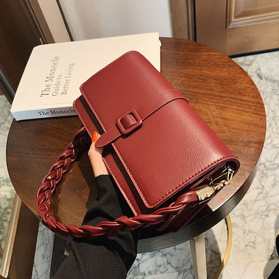 Bolsas de couro de PU trançadas femininas com fecho de fecho elegante para um visual elegante