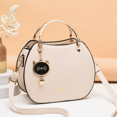Bolsa de mão feminina de um ombro na moda com pingente de gato e fecho de fecho