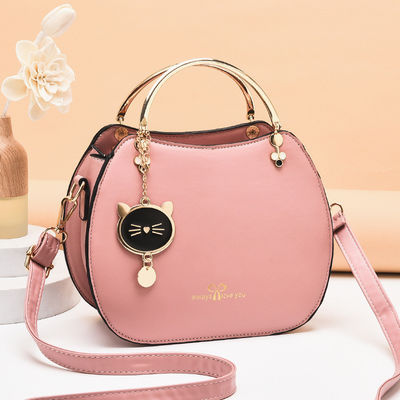Bolsa de mão feminina de um ombro na moda com pingente de gato e fecho de fecho