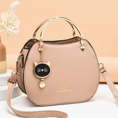 Bolsa de mão feminina de um ombro na moda com pingente de gato e fecho de fecho