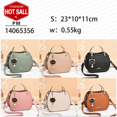Bolsa de mão feminina de um ombro na moda com pingente de gato e fecho de fecho