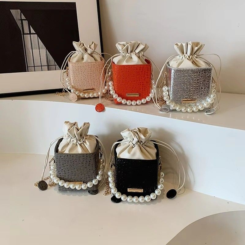 Bolsa de molho de verão de cor de doces com bolso de escova de ombro de cadeia de pérolas para mulheres