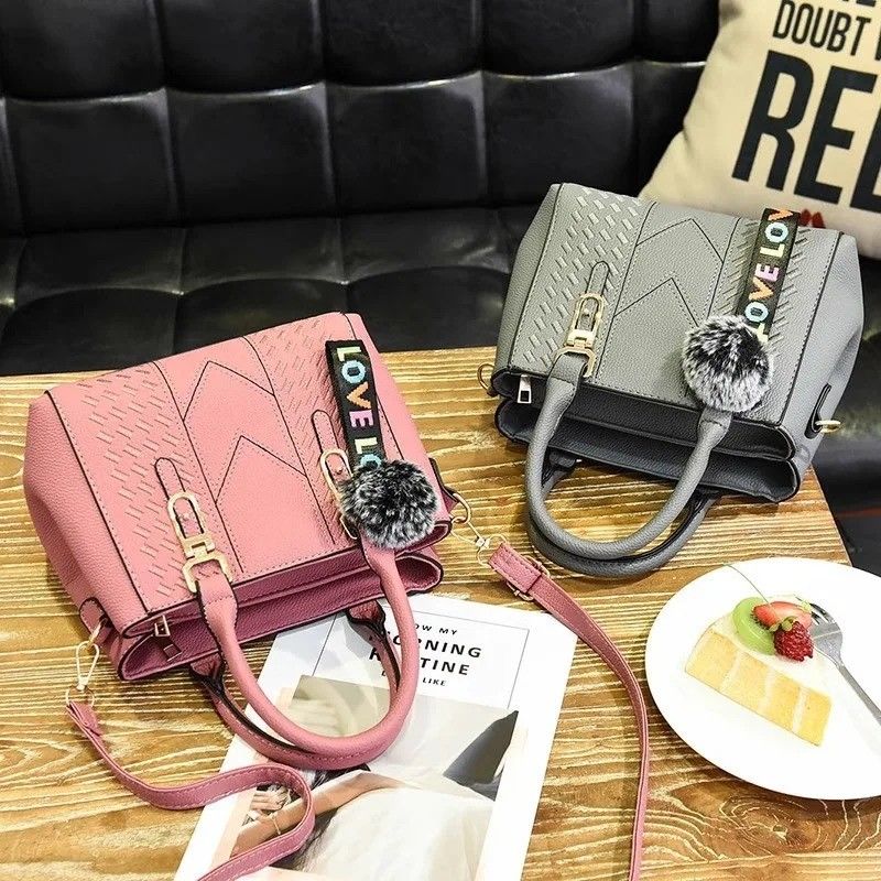 Elegante bolsa de couro com desenho animado e decoração de botões